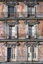 Balkoniertes Haus um den Platz